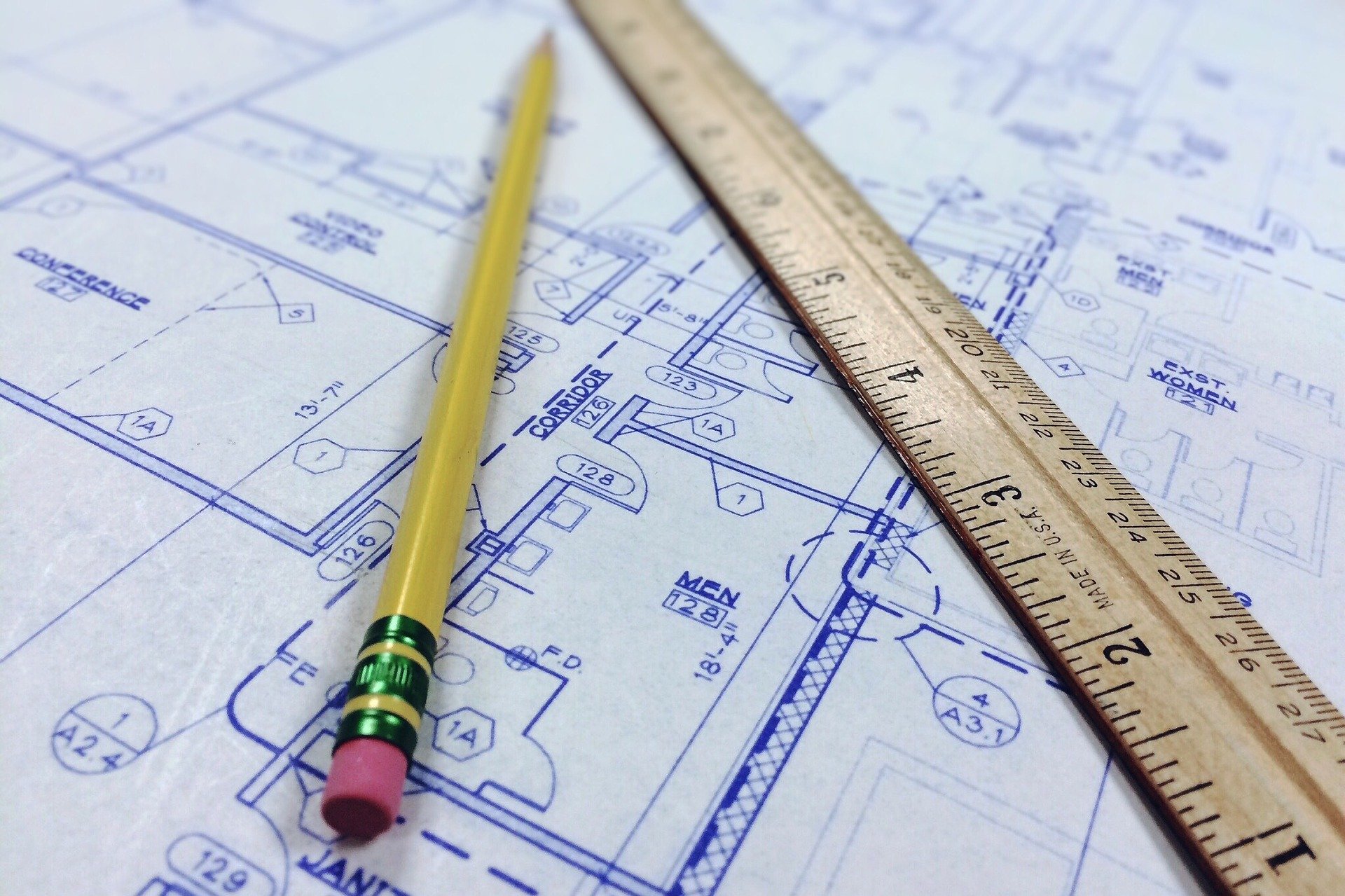 Plan mit Lineal und Bleistift